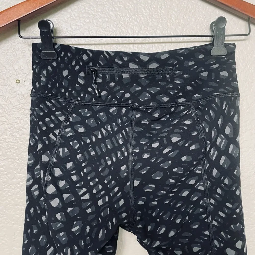 Lululemon Cropped Black Print Scalloped Leggings 4